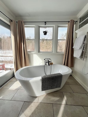 Een haardroger, een bidet, handdoeken, zeep