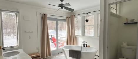 Sèche-cheveux, bidet, serviettes fournies, savon
