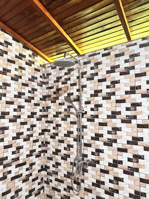 Bungalow, vue sur le jardin | Salle de bain
