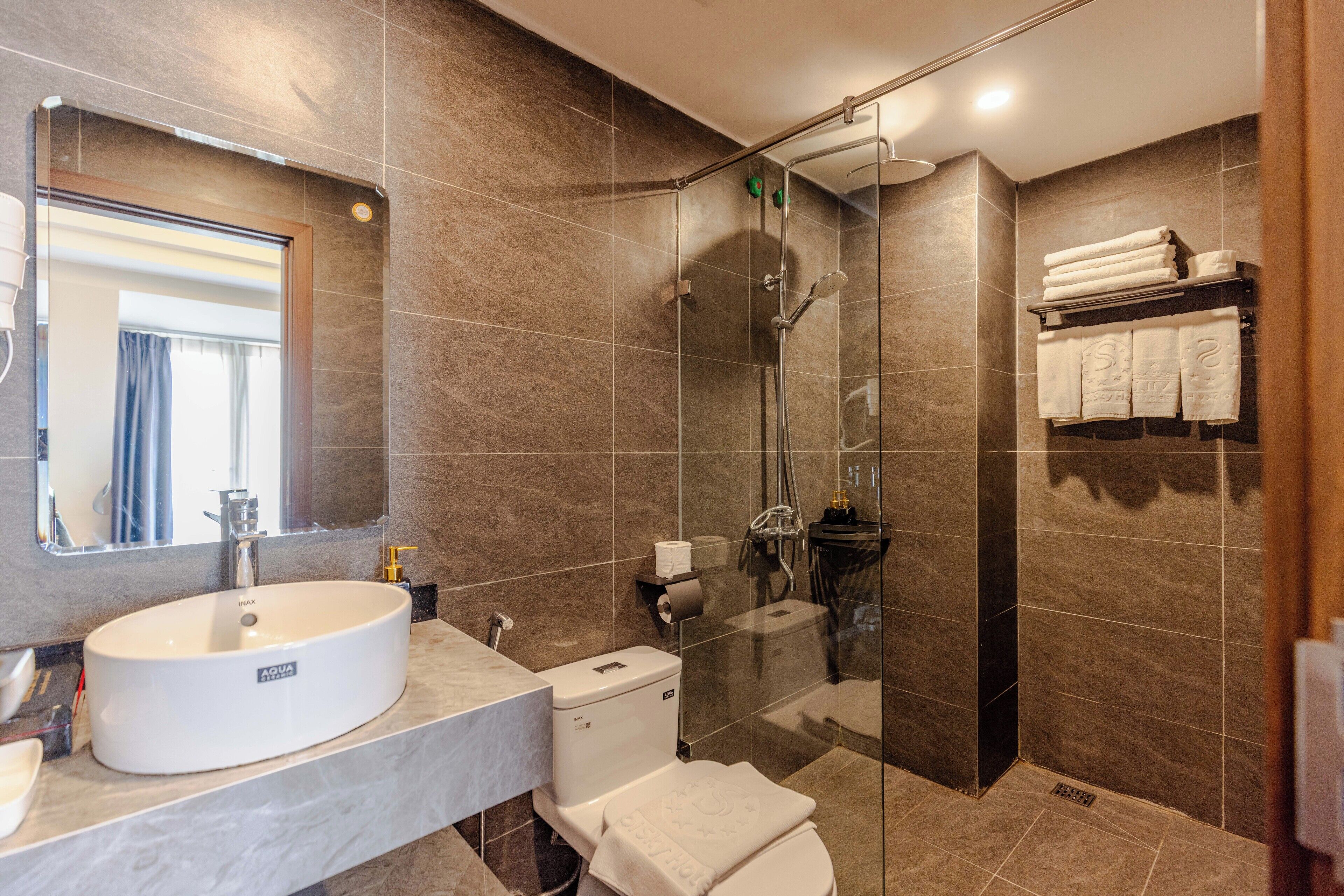 ห้องจูเนียร์สำหรับสี่ท่าน, ปลอดบุหรี่, วิวเมือง | ห้องน้ำ | ของใช้ในห้องน้ำฟรี, ไดร์เป่าผม, เสื้อคลุมอาบน้ำ, รองเท้าสวมภายในห้อง