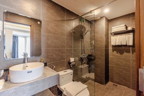 Junior Quadruple Room, Non Smoking, City View | Bathroom | Free toiletries, hair dryer, bathrobes, slippers - Sky Charm Hanoi Hotel and Spa (Hanoi)