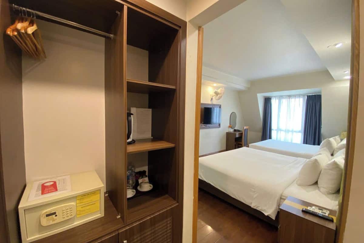 Kamar Quadruple Premium, Bebas Asap Rokok, pemandangan kota | Seprai premium, bantalan ekstra lembut, brankas, dan meja kerja