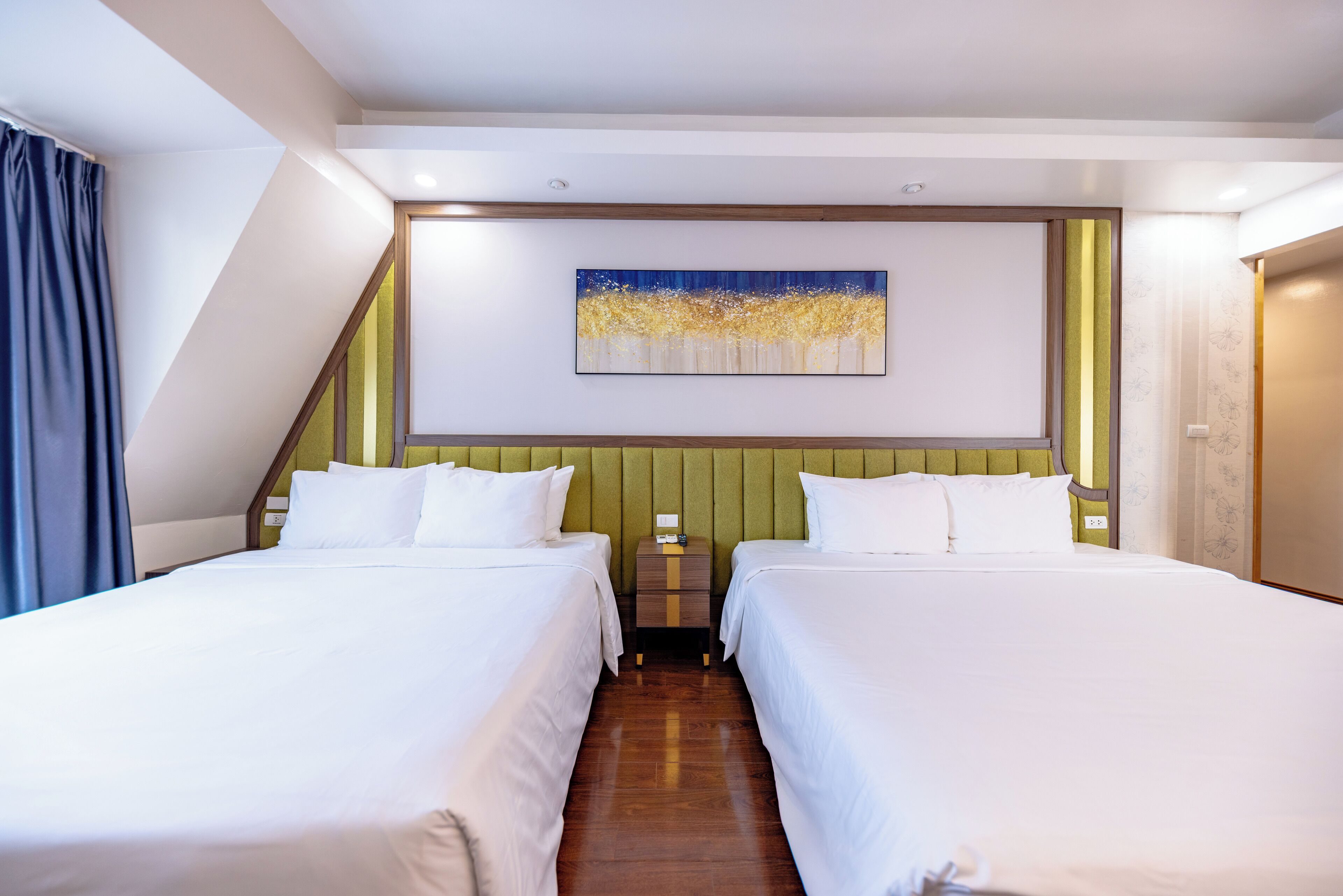 Quarto quádruplo premium, para não fumantes, vista para a cidade | Roupas de cama premium, camas com colchões pillow-top