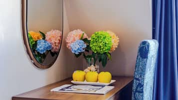 Grand vierpersoonskamer, niet-roken, uitzicht op de stad | Luxe beddengoed, pillowtop-bedden, een kluis op de kamer, een bureau