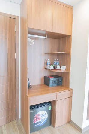 Quarto quádruplo júnior, para não fumantes, vista para a cidade | Roupas de cama premium, camas com colchões pillow-top