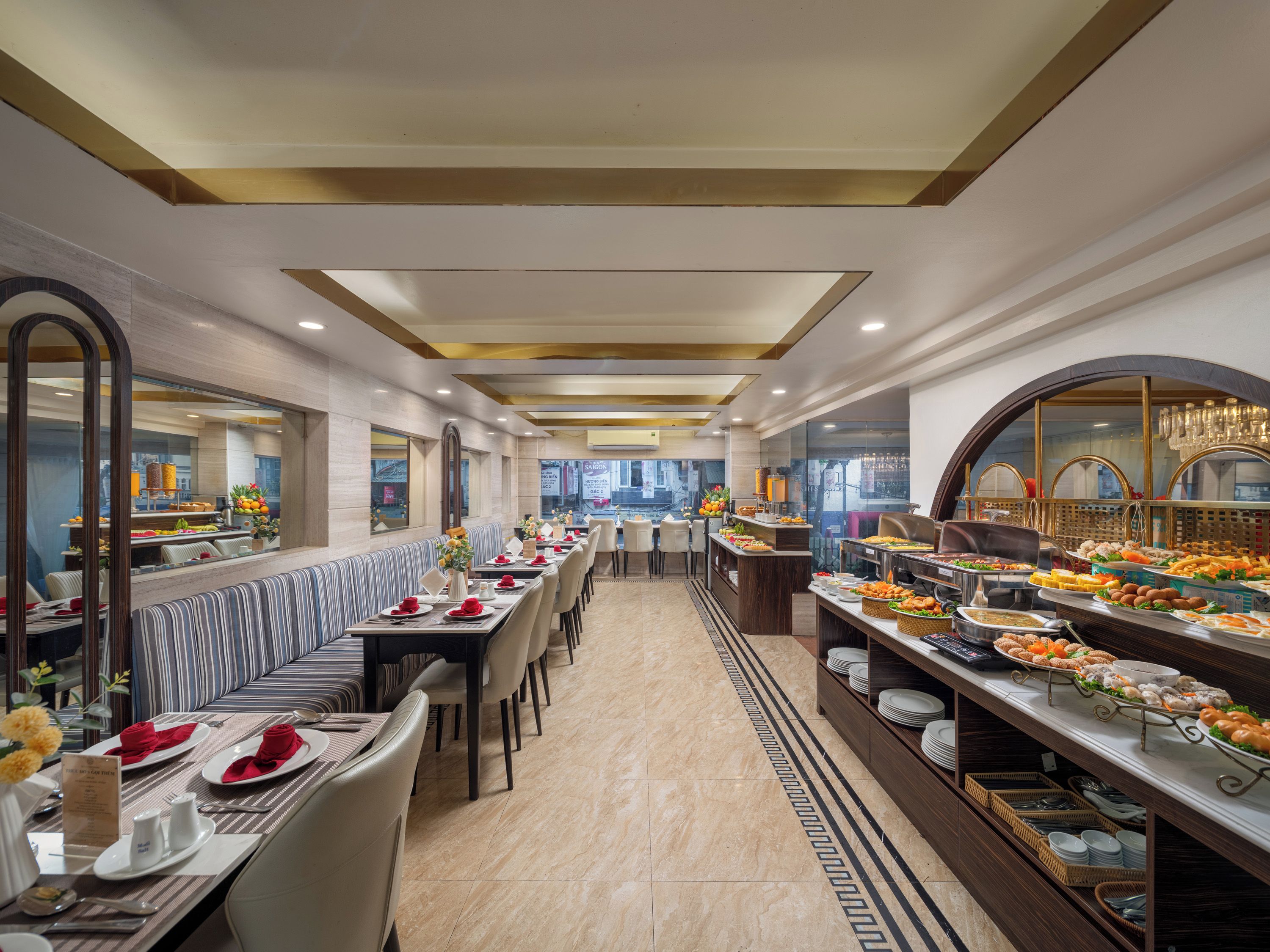 Un aparador de buffet amb diverses zones de servei i una barra llarga.