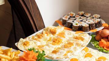 Buffet com diversos alimentos, incluindo ovos, batatas fritas e sushi.