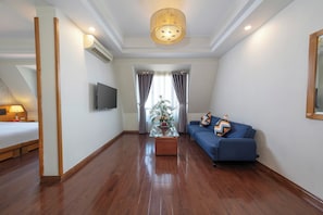 Luxury Quadruple Room, Non Smoking, City View | Peralatan tempat tidur premium, tilam berlapik, peti besi dalam bilik
