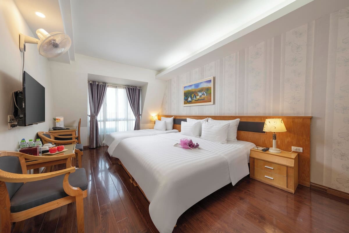 Habitación triple Deluxe, para no fumadores, vista a la ciudad | Ropa de cama de alta calidad y camas con pillow-top