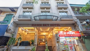 Hotel Hanoi Sky con una fachada moderna, una entrada visible y una tienda S-MART contigua.