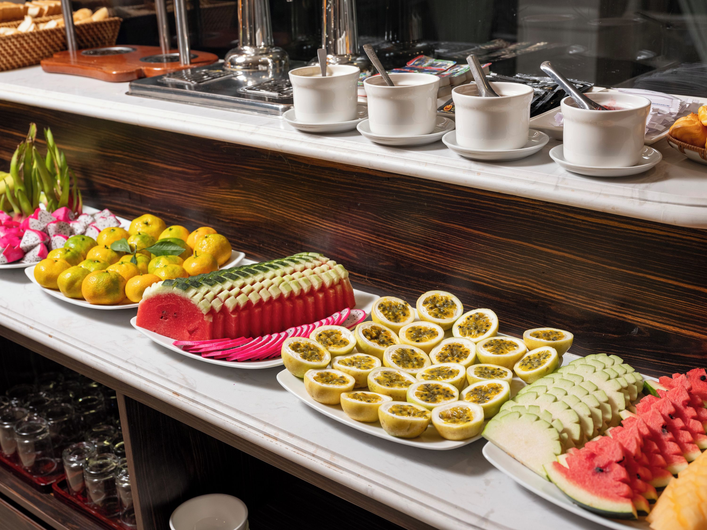 Een buffet met diverse soorten fruit en drankjes.