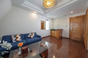 ห้องลักซ์ชัวรี่สำหรับสี่ท่าน, ปลอดบุหรี่, วิวเมือง | เครื่องนอนระดับพรีเมียม, เตียงพร้อมฟูกเสริมที่นอน, ตู้นิรภัยในห้องพัก