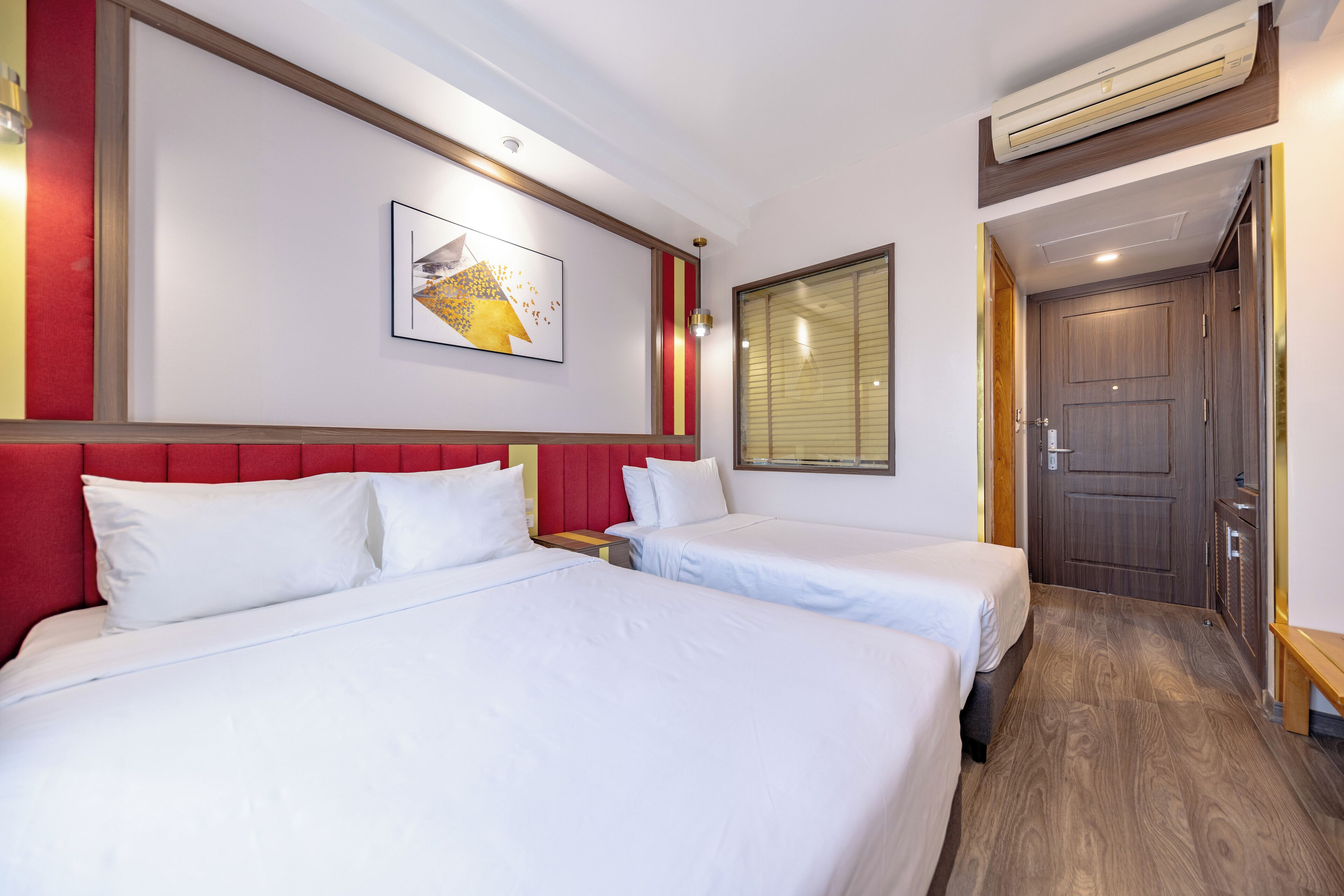 Quarto triplo luxo, para não fumantes, vista para a cidade | Roupas de cama premium, camas com colchões pillow-top