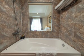 Artículos de tocador gratuitos, secador de pelo, batas, pantuflas