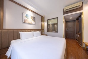 Habitación Deluxe con 1 cama doble o 2 individuales, no fumadores, vistas a la ciudad | Ropa de cama de alta calidad y colchones con acolchado adicional