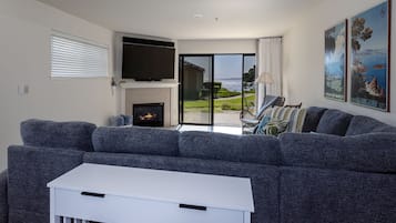 Televisión, chimenea y oficina