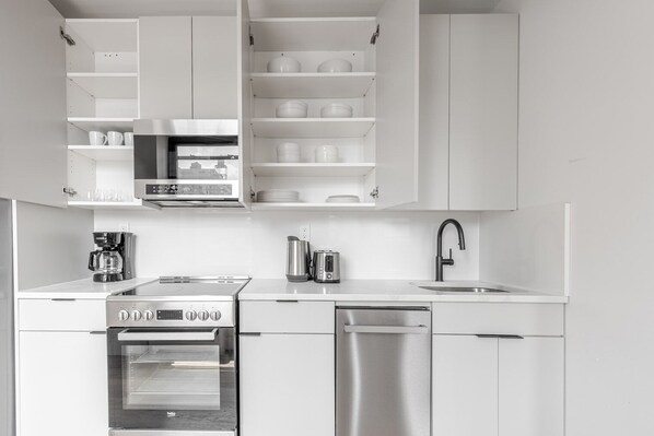 Réfrigérateur, micro-ondes, four, lave-vaisselle