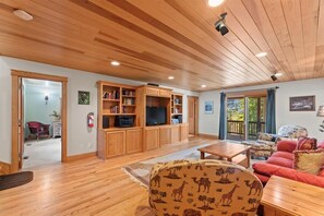 Una televisión, una chimenea