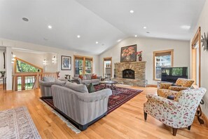 Una televisión, una chimenea