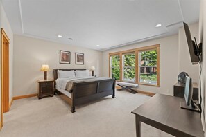 4 bedrooms, iron/ironing board, travel cot, WiFi - Wooded Escape in Tahoe Vista | Private Hot Tub (Tahoe Vista)