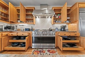 Geladeira, micro-ondas, fogão, cooktop