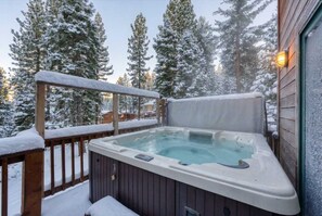 Outdoor spa tub - Wooded Escape in Tahoe Vista | Private Hot Tub (Tahoe Vista)
