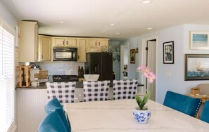 Dining - Charming 2-bedroom cottage with AC, WiFi, DE fields, restaurants, boats, beach (Frederica)