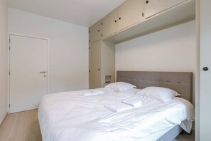 2 bedrooms, iron/ironing board, WiFi