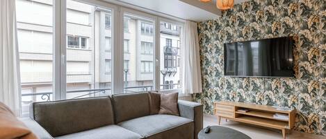 Una televisión, una oficina