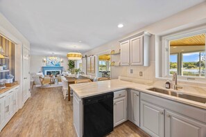 ثلاجة، ميكروويف، فرن، موقد طهي مسطح