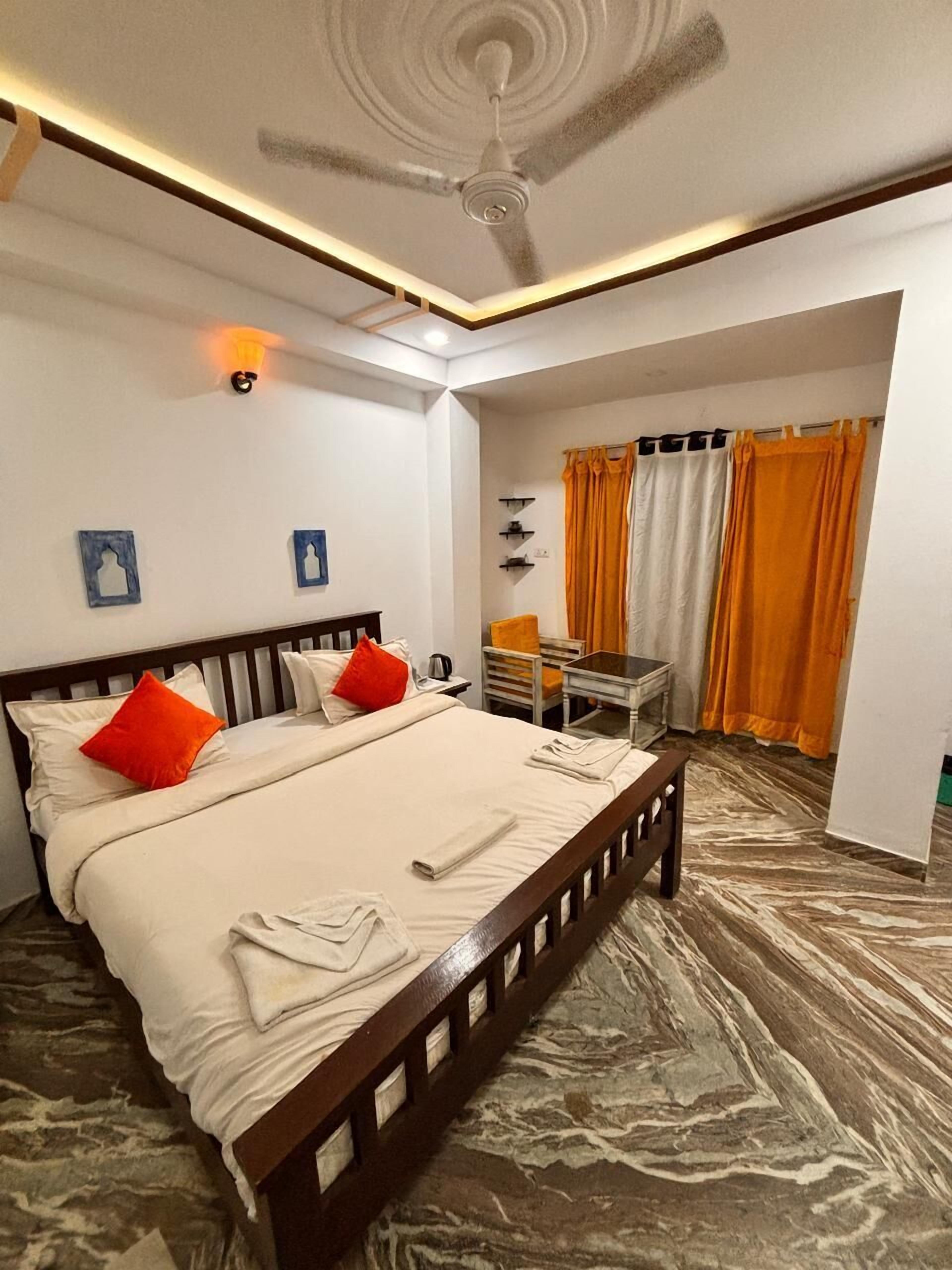 Deluxe Double Room, City View | Desk, iron/ironing board