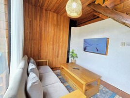 华丽别墅, 山景 | 起居区 | 平板电视