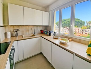 Fridge, oven, dishwasher, coffee/tea maker