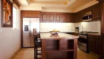 Frigorífico, microondas, horno y placa de cocina