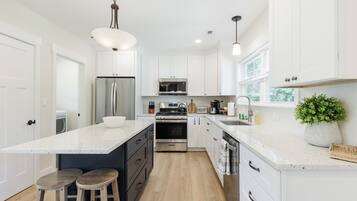 Kylskåp, mikrovågsugn, ugn och spishäll