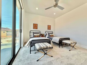 3 bedrooms, iron/ironing board, travel cot, WiFi - New Luxury Townhome | Near Zion & Bryce | Views (Kanab)