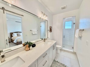 Shower, hair dryer, towels, shampoo - New Luxury Townhome | Near Zion & Bryce | Views (Kanab)