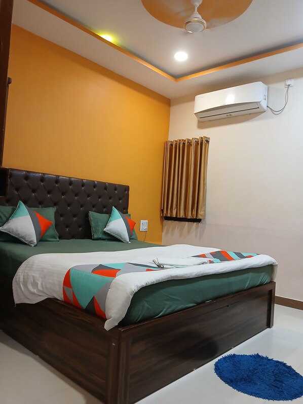 Standardrum - utsikt mot staden | Skrivbord och gratis wi-fi