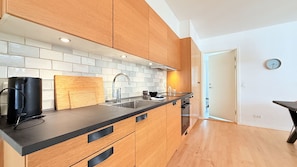 Fridge, oven, stovetop, dishwasher