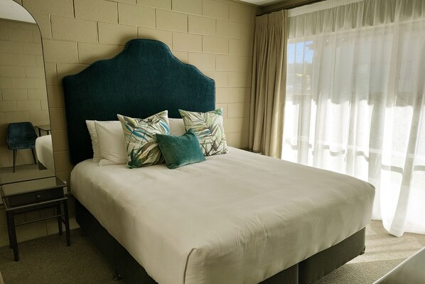Comfort Studio | Laptop workspace, iron/ironing board, free WiFi - City Close Motel (Napier)