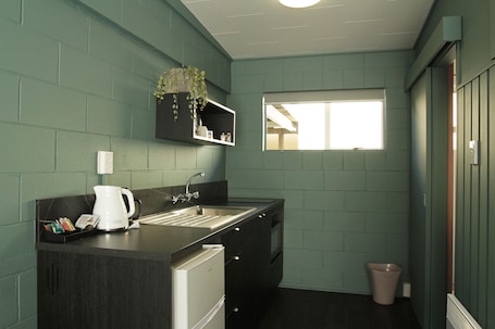 Frigobar, microondas, placa de cocina, utensilios de cocina