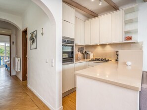 Kjøleskap, mikrobølgeovn, ovn og kaffetrakter/tekoker