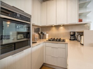 Kjøleskap, mikrobølgeovn, ovn og kaffetrakter/tekoker