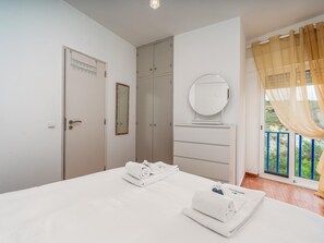 Iron/ironing board, Internet, bed sheets