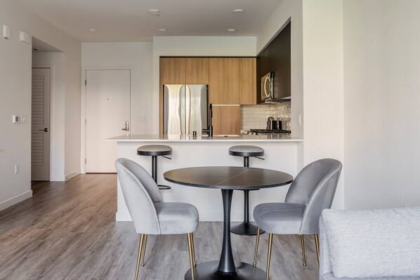 Dining - Blueground | Santa Clara, washer, nr Central Park (Santa Clara)