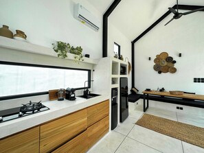 Villa Deluxe, 1 chambre, patio, vue piscine | Cuisine privée | Réfrigérateur, micro-ondes, plaque de cuisson, cafetière/bouilloire