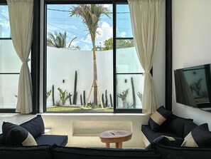 Villa – deluxe, 1 soverom, terrasse, bassengutsikt | Oppholdsrom | En 34-tommers TV med kabel-kanaler