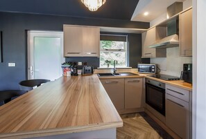 Fridge, microwave, oven, stovetop - Willow Lodge - sleeps 2 guests in 1 bedroom (Selby)