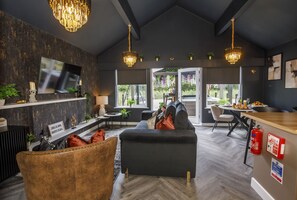 Smart TV - Willow Lodge - sleeps 2 guests in 1 bedroom (Selby)