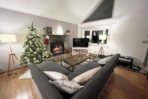 Smart-TV, Kamin, Arbeitsbereiche, Computerbildschirme